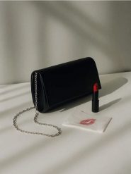 Kopertówka na łańcuszku - czarny. Czarne kopertówki damskie Sinsay, bez wzorów, bez dodatków. Za 29.99 zł.