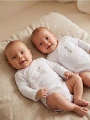 Bawełniane body z motywem zwierząt 2 pack - biały. Białe body niemowlęce Sinsay, bez wzorów, z bawełny, bez ramiączek. Za 25.99 zł.