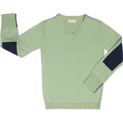 Sweter w kolorze zielonym. Zielone swetry dla chłopców Bock cph, z aplikacjami, prążkowane, bez kołnierzyka, bez kaptura. W wyprzedaży za 72.95 zł.