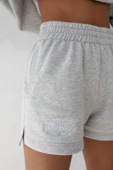 Szorty z dzianiny dresowej z haftem MRSL w kolorze LIGHT GREY MELANGE - LE PETIT-XL. Szare szorty sportowe damskie Marsala, s, bez wzorów, z bawełny, casualowe, z podwyższonym stanem, na fitness i siłownię. W wyprzedaży za 56.97 zł.
