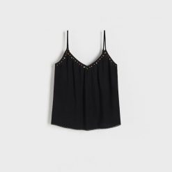 Bluzka z ozdobnymi kamieniami - czarny. Czarne bluzki damskie Reserved, l, bez wzorów, z tkaniny, bez kołnierzyka, bez ramiączek. W wyprzedaży za 49.99 zł.