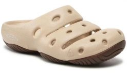 Klapki damskie Keen Yogui W safari/silver birch. Szare klapki damskie 909, bez wzorów, z gumy, sportowe, bez obcasa. Za 335.99 zł.