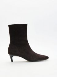 Zamszowe botki na obcasie - brązowy. Brązowe botki damskie Reserved, ze skóry, za kostkę, bez obcasa, na obcasie, bez zapięcia. Za 229.99 zł.