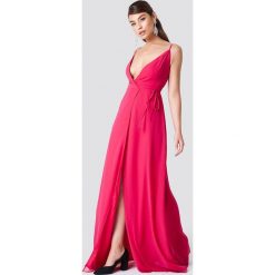 Trendyol Sukienka maxi na cienkich ramiączkach - Pink. Różowe sukienki damskie Trendyol, z kopertowym dekoltem, na ramiączkach. Za 242.95 zł.