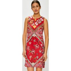 Desigual - Sukienka. Czerwone sukienki damskie Desigual, bez wzorów, z elastanu, casualowe, bez kołnierzyka, bez ramiączek. W wyprzedaży za 299.90 zł.