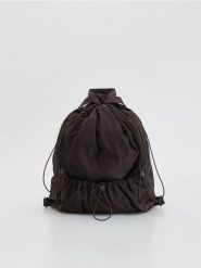 Plecak worek z kieszeniami - ciemnobrązowy. Brązowe plecaki damskie Reserved, bez wzorów, z tkaniny. Za 139.99 zł.