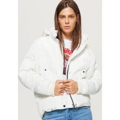 Krótka kurtka z kapturem - Biały. Białe kurtki damskie Cropp. Za 249.99 zł.