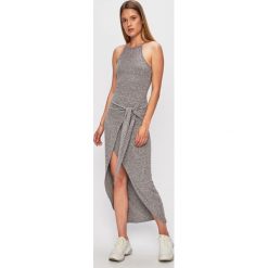 Answear - Sukienka. Czarne sukienki damskie ANSWEAR, l, bez wzorów, z dzianiny, casualowe, z asymetrycznym kołnierzem, bez ramiączek. Za 99.90 zł.