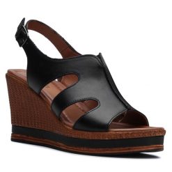 Sandały Lasocki. Czarne klapki damskie Lasocki, bez wzorów, bez obcasa, na koturnie, bez zapięcia. Za 113.99 zł.