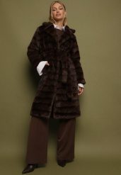 Brązowy Klasyczny Płaszcz Futerko z Wiązanym Paskiem Aranelle. Brązowe płaszcze damskie Born2be, m, bez wzorów, z futra, eleganckie, bez kaptura. Za 419.99 zł.