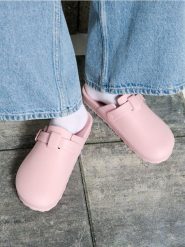 Zabudowane klapki - różowy. Czerwone klapki damskie Sinsay, bez wzorów, bez obcasa. Za 29.99 zł.