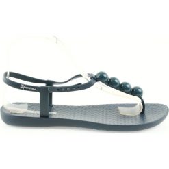 Granatowe Ipanema sandały japonki buty damskie 82517. Klapki damskie Ipanema, bez wzorów, sportowe, bez obcasa. W wyprzedaży za 70.95 zł.