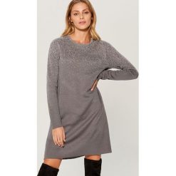 Swetrowa sukienka z metalizowaną nicią - Szary. Szare sukienki damskie Mohito. Za 139.99 zł.