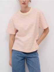 Bawełniany t-shirt w paski - różowy. Czerwone t-shirty damskie Reserved, l, bez wzorów, z bawełny, bez kołnierzyka. W wyprzedaży za 39.99 zł.