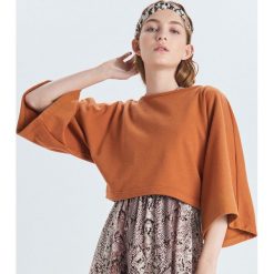 Krótka bluza z szerokimi rękawami - Brązowy. Bluzy damskie marki Cropp. Za 59.99 zł.