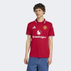 Koszulka podstawowa Manchester United 26/27. Czerwone koszulki polo męskie Adidas, l, bez wzorów, z dzianiny, bez ramiączek. Za 439.00 zł.