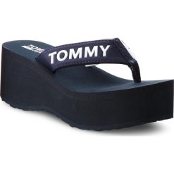 Japonki TOMMY JEANS - Retro Beach Sandal EN0EN00319 Black Iris 431. Klapki damskie marki Tommy Jeans. W wyprzedaży za 169.00 zł.