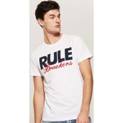 T-shirt z napisem - Biały. Białe t-shirty męskie House, z napisami. Za 29.99 zł.