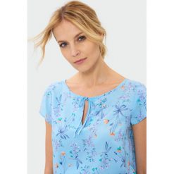 Błękitna bluzka w kwiaty. Bluzki damskie Greenpoint. Za 39.99 zł.