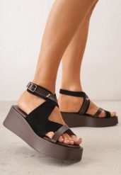 Czarne Sandały na Platformie i Koturnie z Geometryczną Cholewką i Nitami Amanome. Czarne sandały damskie Renee, bez wzorów, bez obcasa, na koturnie, bez zapięcia. Za 139.99 zł.