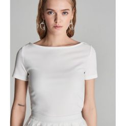 Gładki t-shirt - Kremowy. T-shirty damskie marki Sinsay. Za 39.99 zł.