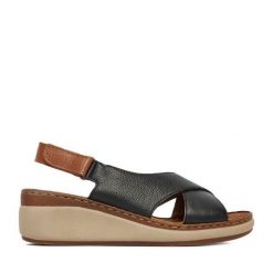 Sandały Lasocki. Czarne sandały damskie Lasocki, bez wzorów, bez obcasa, na koturnie, bez zapięcia. Za 179.99 zł.