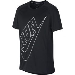 Nike Koszulka B Nk Dry Top Ss Miler Gfx Black M. T-shirty dla chłopców marki Nike. W wyprzedaży za 73.00 zł.