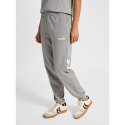 Damskie spodnie dresowe Hummel Legacy 2.0. Szare spodnie sportowe damskie Hummel, bez wzorów, z dresówki, trekkingowe. Za 269.50 zł.