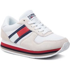 Sneakersy TOMMY JEANS - Retro Tommy Jeans Sneaker EN0EN00486 Ice 101. Białe półbuty damskie Tommy Jeans, bez wzorów, z jeansu, retro, bez obcasa, na płaskiej podeszwie, bez zapięcia. W wyprzedaży za 229.00 zł.