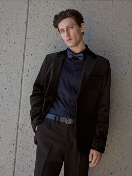 Marynarka slim fit - czarny. Czarne marynarki męskie Reserved, bez wzorów, z tkaniny. W wyprzedaży za 199.99 zł.