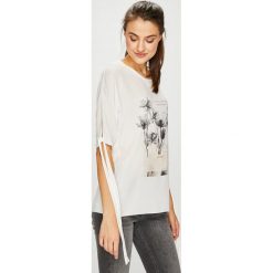 Sublevel - Top. Szare topy damskie Sublevel, z nadrukiem, z materiału, z okrągłym kołnierzem, z krótkim rękawem. W wyprzedaży za 49.90 zł.
