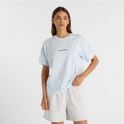 Koszulka damska New Balance WT51541IB – niebieska. Niebieskie t-shirty damskie New Balance, xl, bez wzorów, z bawełny, eleganckie, bez kołnierzyka. Za 79.99 zł.