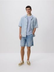 Jeansowe szorty jogger - niebieski. Niebieskie szorty męskie Reserved, bez wzorów, z denimu. W wyprzedaży za 79.99 zł.