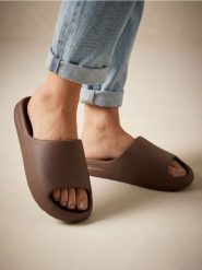 Klapki basic - brązowy. Brązowe klapki damskie Sinsay, bez wzorów, bez obcasa. Za 29.99 zł.