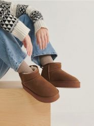 Skórzane śniegowce - brązowy. Brązowe śniegowce i trapery damskie Reserved, ze skóry. W wyprzedaży za 69.99 zł.