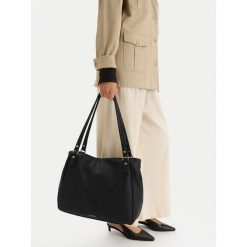 Torebka Lasocki. Czarne torebki do ręki damskie Lasocki, bez wzorów, bez dodatków. Za 199.99 zł.