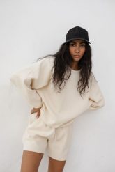 Bluza o kroju regular fit z dzianiny WAFLOWEJ w kolorze BRIGHT BEIGE - CODY. Brązowe bluzy damskie Marsala, na lato, uniwersalny, bez wzorów, z bawełny, bez kaptura. Za 249.90 zł.