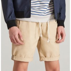 Bawełniane szorty chino - Beżowy. Spodnie materiałowe męskie Reserved. Za 69.99 zł.