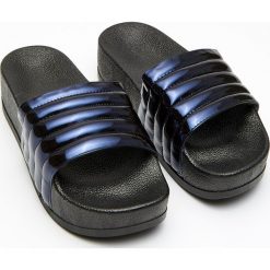 Klapki na grubej podeszwie - Czarny. Klapki damskie marki Cropp. Za 79.99 zł.