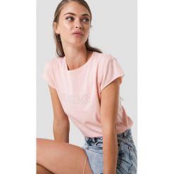 NA-KD T-shirt z błyszczącym napisem Nonsense - Pink. Różowe t-shirty damskie NA-KD, z napisami, z okrągłym kołnierzem. W wyprzedaży za 51.07 zł.