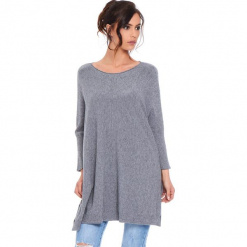 Sweter "Lacy" w kolorze szarym. Szare swetry damskie Cosy Winter, ze splotem, z asymetrycznym kołnierzem. W wyprzedaży za 181.95 zł.