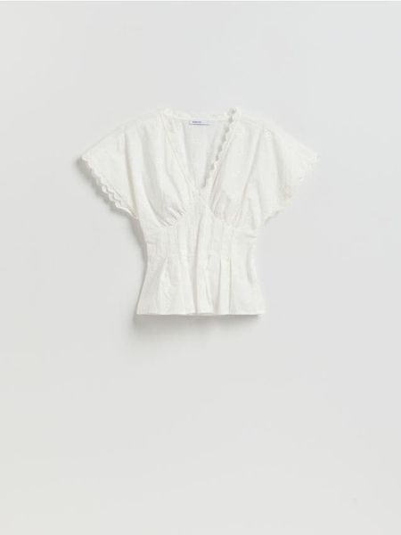 Taliowana bluzka - biały. Białe bluzki damskie Reserved, l, bez wzorów, z bawełny, bez kołnierzyka, bez ramiączek. Za 119.99 zł.
