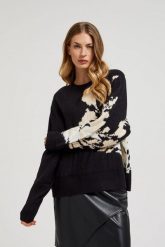 Wzorzysty sweter o luźnym fasonie czarny. Czarne swetry damskie MOODO, l, bez wzorów, z elastanu, bez kołnierzyka, bez ramiączek, bez kaptura. W wyprzedaży za 59.99 zł.