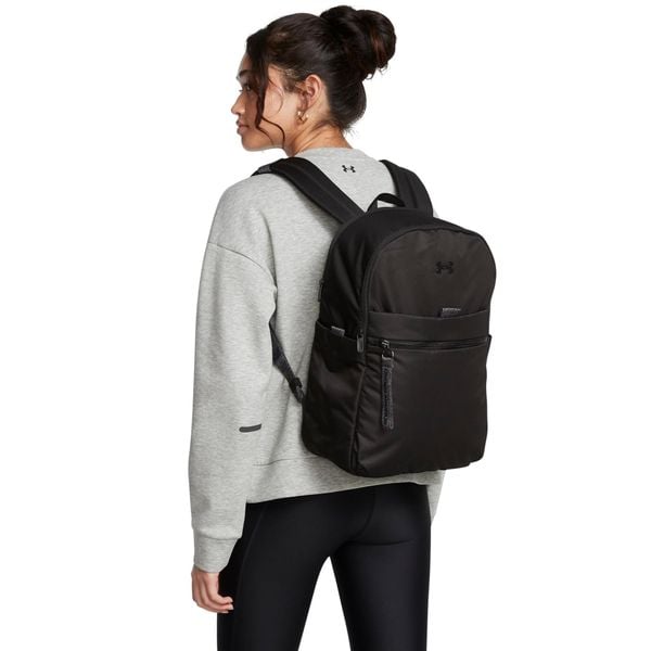 Plecak damski Under Armour Studio. Czarne plecaki damskie Under Armour, bez wzorów, z materiału. Za 298.00 zł.
