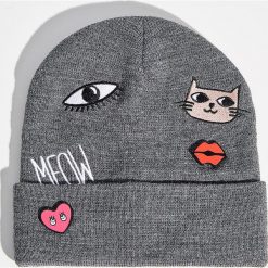 Czapka beanie z naszywkami - Szary. Czapki i kapelusze damskie marki Sinsay. W wyprzedaży za 9.99 zł.