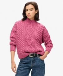 Superdry Sweter Polo z Splotem Aran – Papaya Pink. Czerwone swetry przez głowę męskie Superdry., z aplikacjami, z materiału, bez kołnierzyka. Za 371.25 zł.