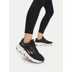 Buty na siłownię Reebok. Czarne obuwie sportowe damskie Reebok, bez wzorów, na fitness i siłownię. Za 369.99 zł.