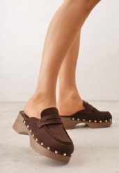 Brązowe Klapki Drewniaki o Fasonie Loafersów z Ozdobnymi Nitami Sargita. Brązowe klapki damskie Renee, bez wzorów, eleganckie, bez obcasa, na obcasie. Za 99.99 zł.