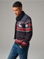 Sweter z motywem świątecznym - granatowy. Niebieskie swetry przez głowę męskie Sinsay, l, bez wzorów, bez kołnierzyka. Za 69.99 zł.