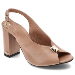 Beżowe Sandały Chebello Eleganckie Obuwie Damskie. Brązowe klapki damskie CheBello, z aplikacjami, ze skóry, bez obcasa, na obcasie, bez zapięcia. Za 399.00 zł.